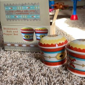 Stoneware salt and pepper set